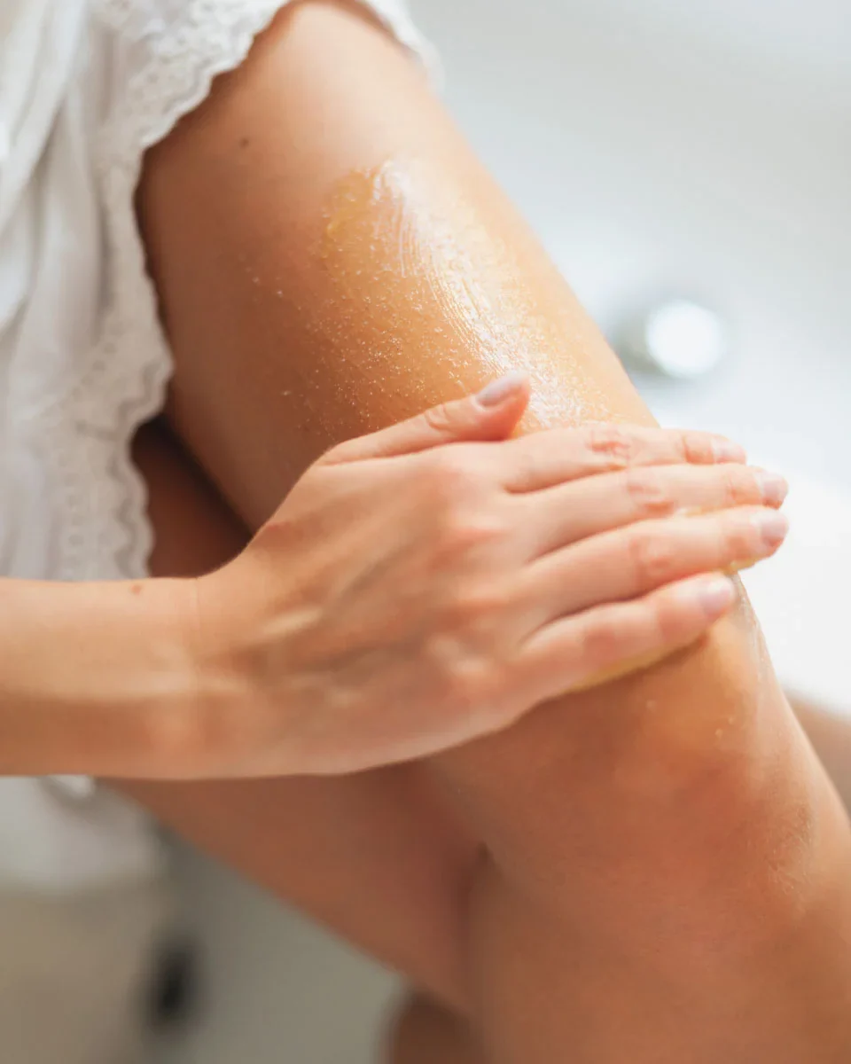 Zestaw prezentowy: rozświetlający balsam do ciała, peeling do ciała i olejek do ust o zapachu słodkiej pomarańczy - Image 5